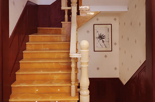 婺城中式别墅室内汉白玉石楼梯的定制安装装饰效果